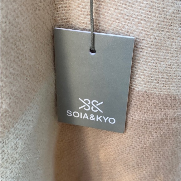 Wrap/Shawl - Picture 6 of 6